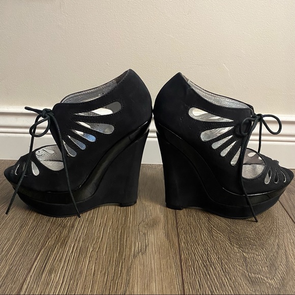 ❤️Black suede wedge tie up heels 👠 Size 6, cut out details, 5” heel - Picture 4 of 6